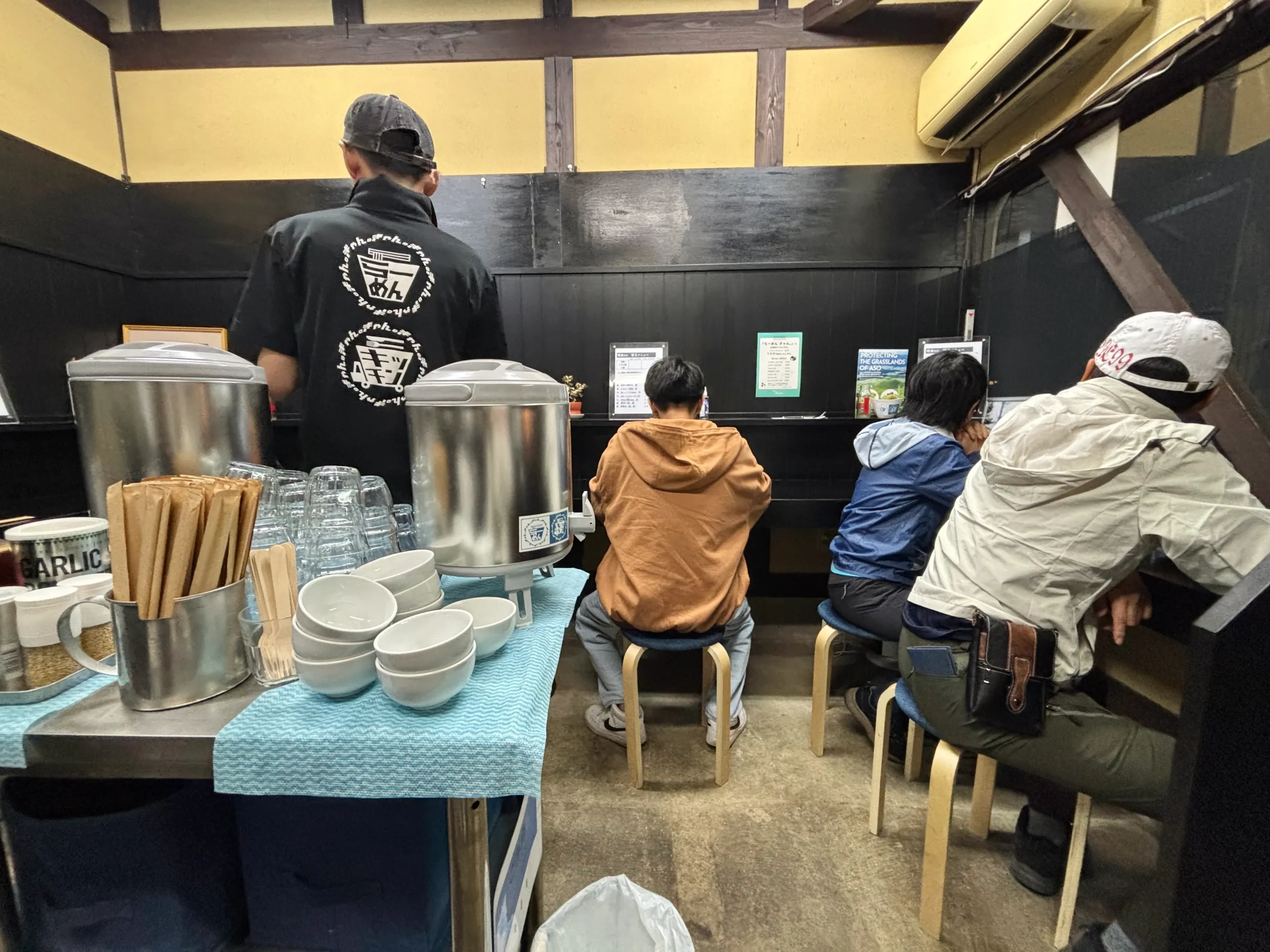 「らーめん ぎゃん。」の店舗の中、カウンター席の様子